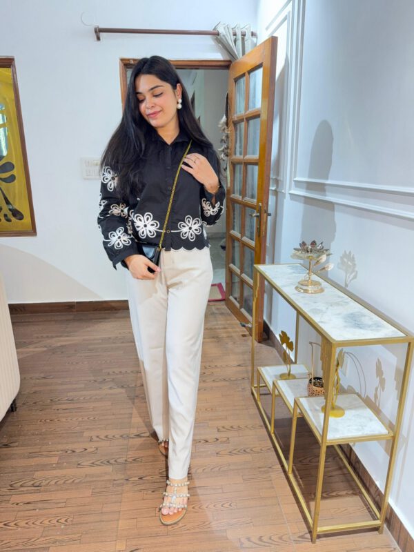 Cropped embroidered shirt - Image 7