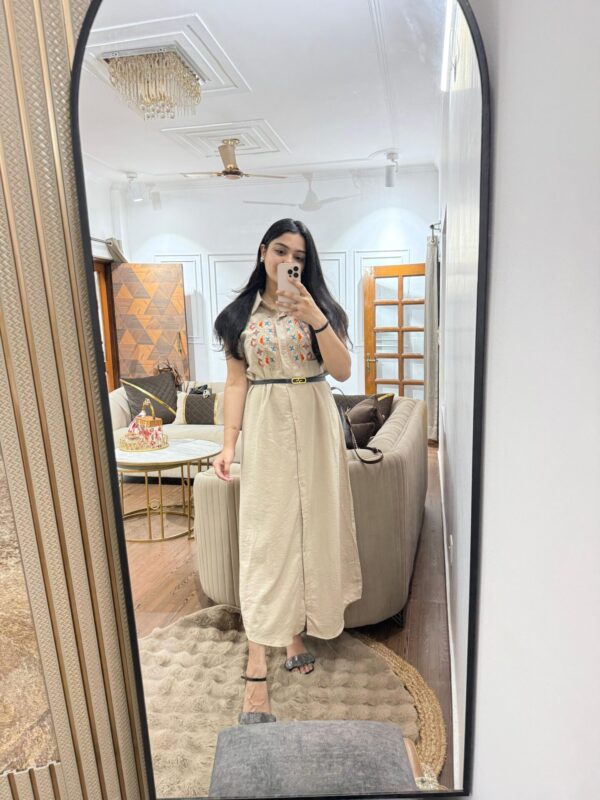Embroidered dress with belt - Image 6
