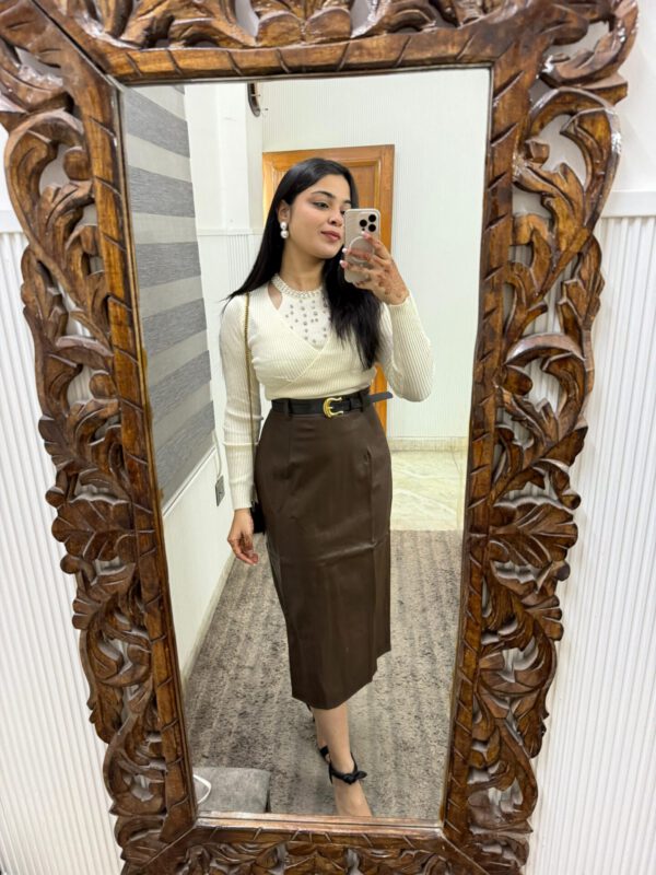 Leather skirt with belt - Image 4