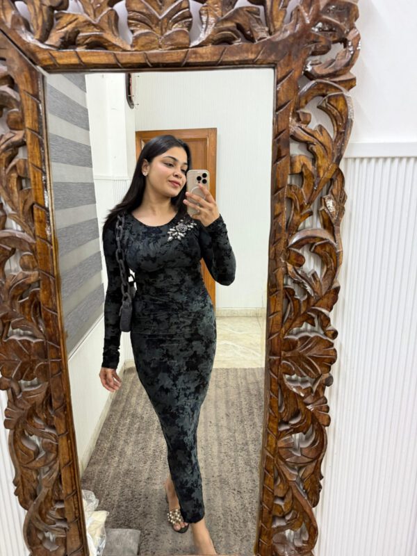 Sequin flower velvet embossed dress - Image 3