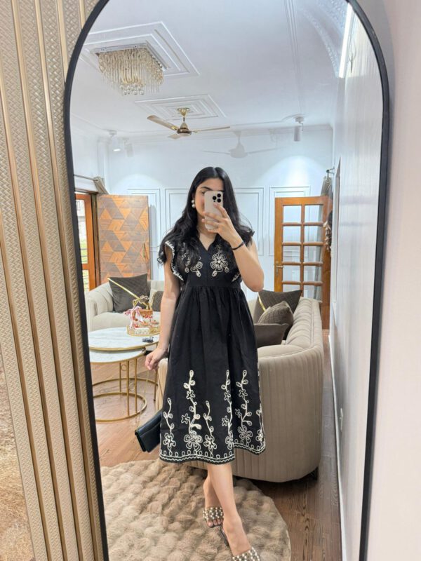 Saavi embroidered dress - Image 9