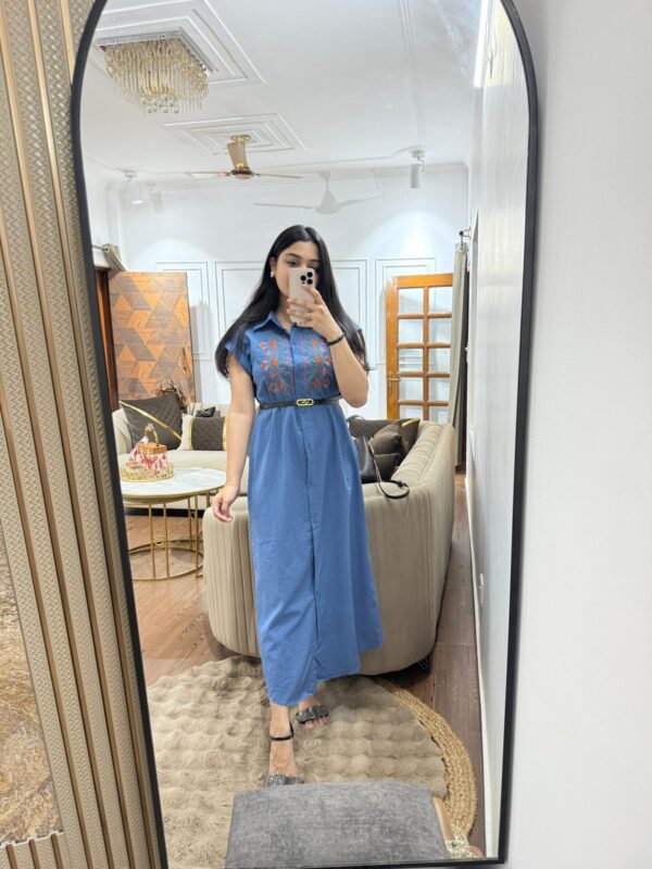 Embroidered dress with belt - Image 5