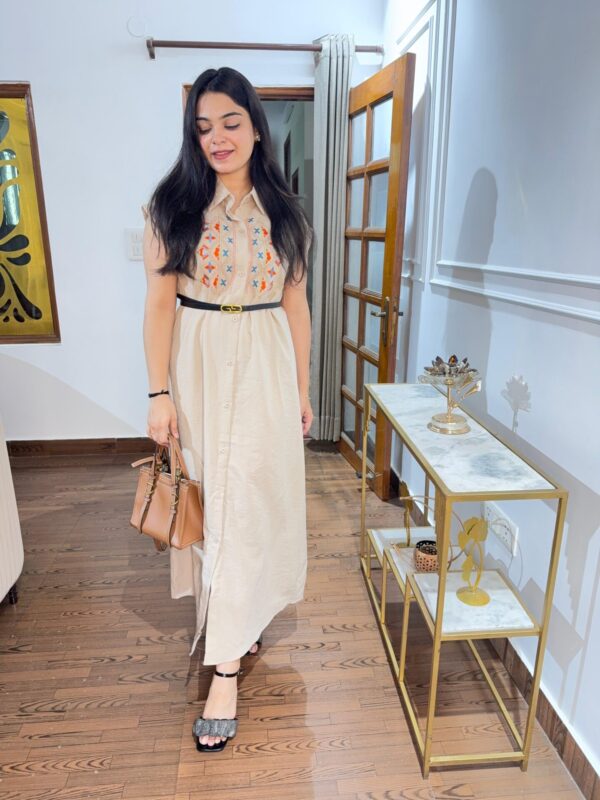 Embroidered dress with belt - Image 7