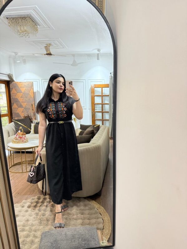 Embroidered dress with belt - Image 8