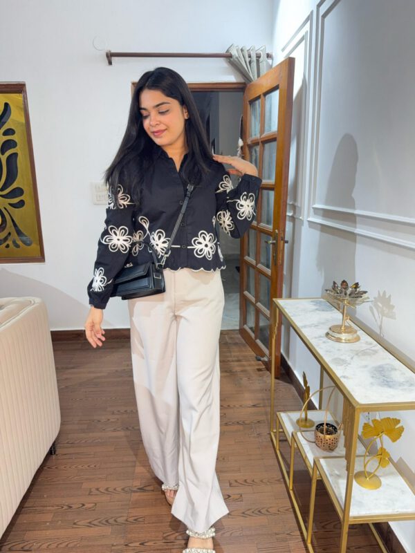 Cropped embroidered shirt