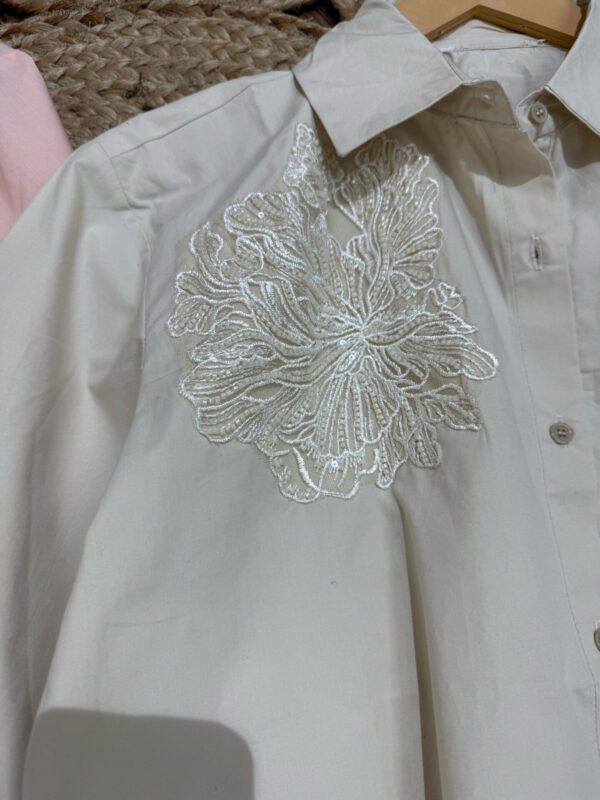 Embellished flower cotton shirt - Image 5