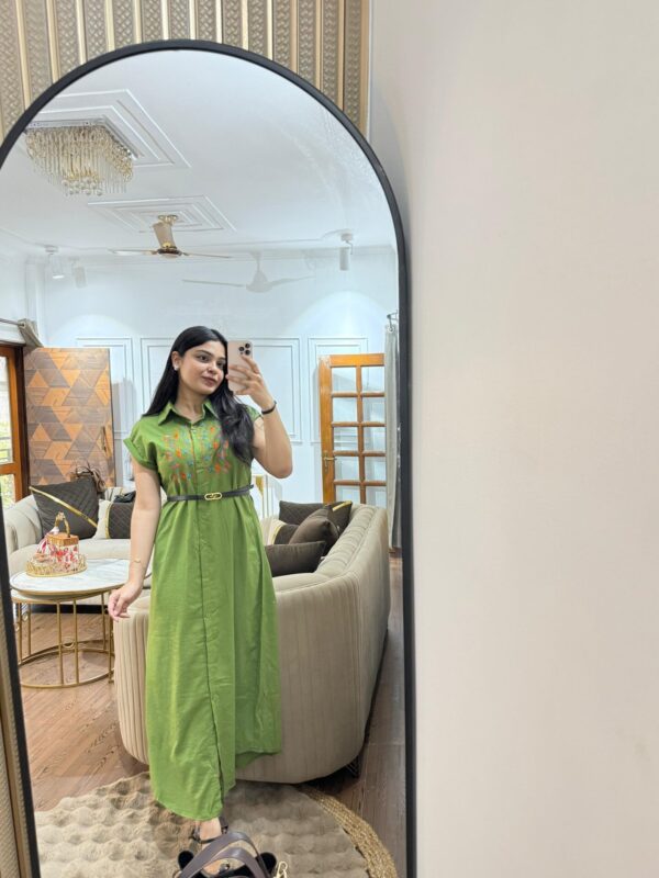 Embroidered dress with belt - Image 9
