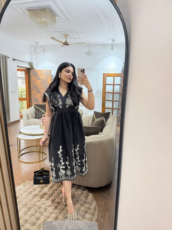 Saavi embroidered dress - Image 4