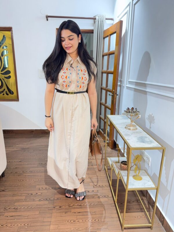 Embroidered dress with belt - Image 4