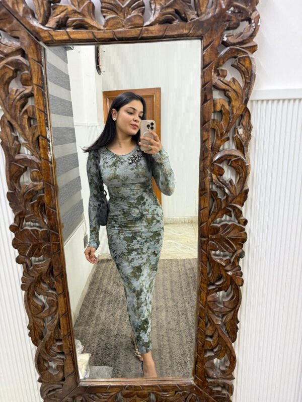 Sequin flower velvet embossed dress - Image 4