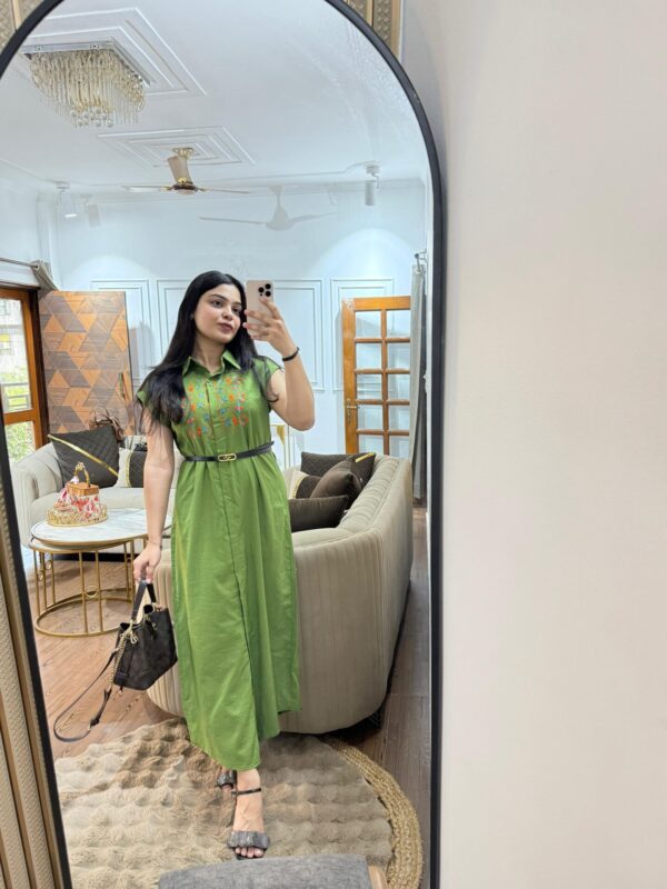 Embroidered dress with belt - Image 10