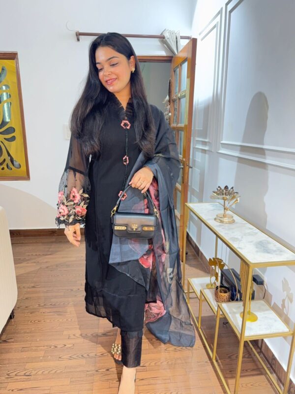 Zoya embroidered set