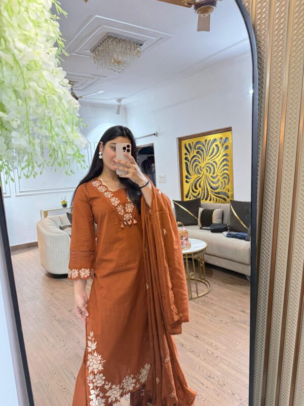 Cotton embroidered suit - Image 4