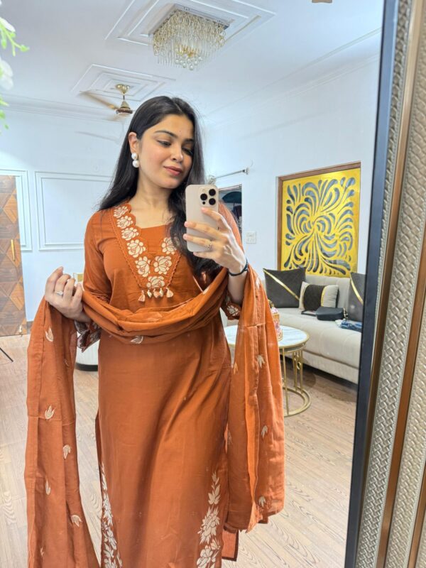 Cotton embroidered suit - Image 5